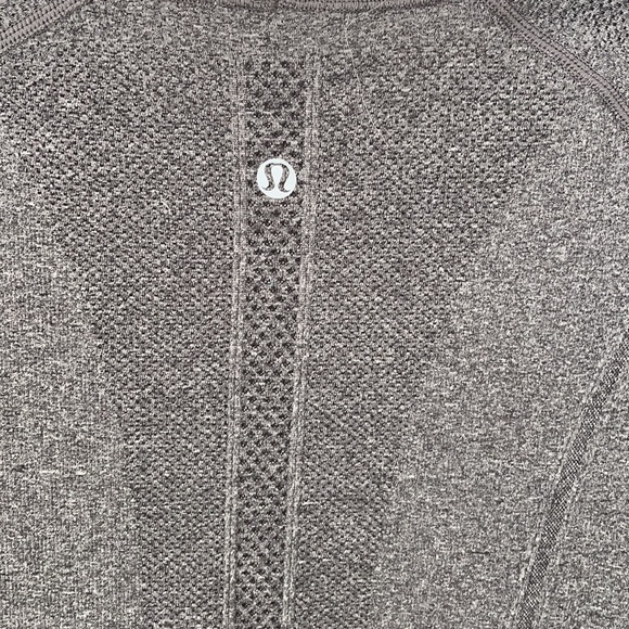 Lululemon Grey workout shirt M - Picture 4 of 5